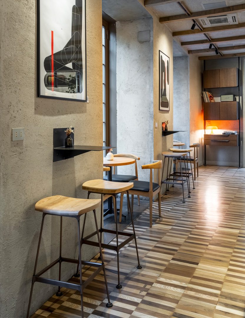 Rifrullo Firenze, cocktail bar e ristorante dal design d'interni con quadri di street artist